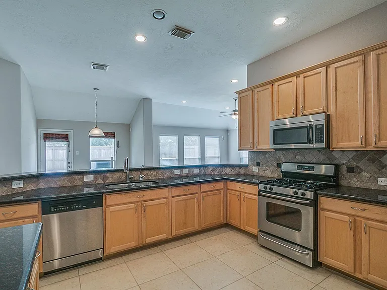 10914 Tattershall Ln — Photo 8