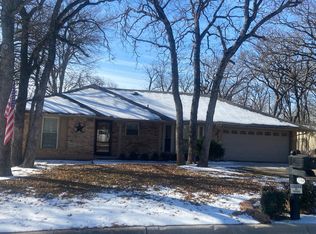 1104 Wood Ridge Dr, Azle, TX 76020