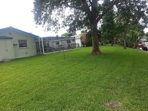 4th image of 811 NW 42nd Ave