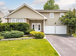 2080 Ellen Dr, Merrick, NY 11566