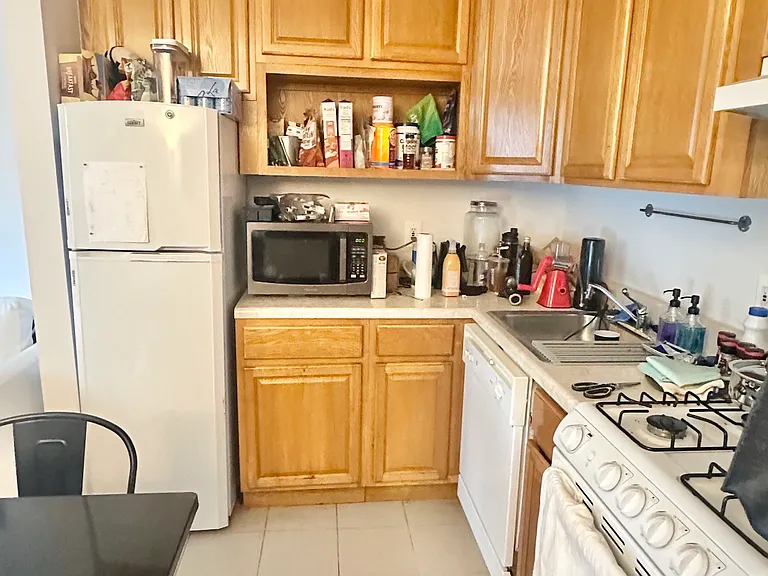 422 E 10th St #2F — Photo 3