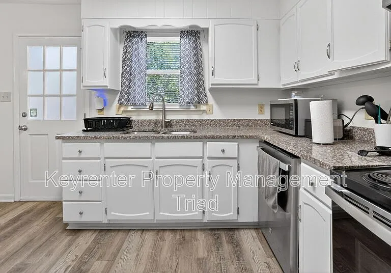 115 S Mendenhall St #D — Photo 8