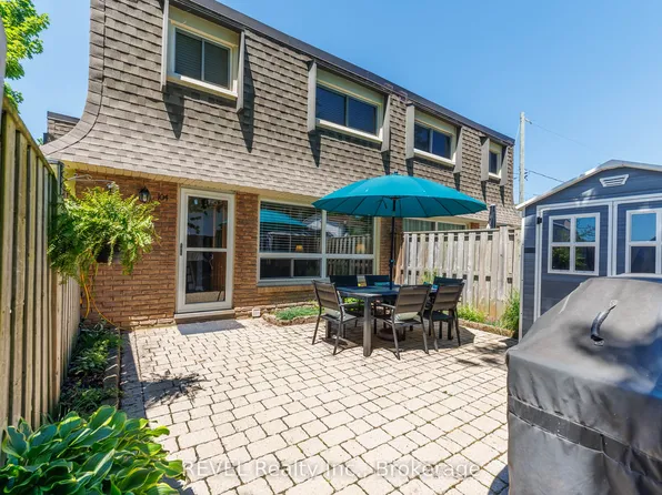 5 Woodlawn Dr #104, Grimsby, ON L3M 3T6