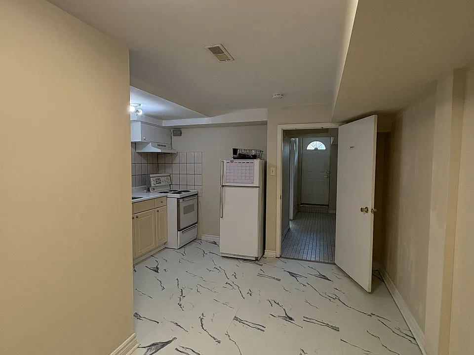 62 Cresthaven Dr #1