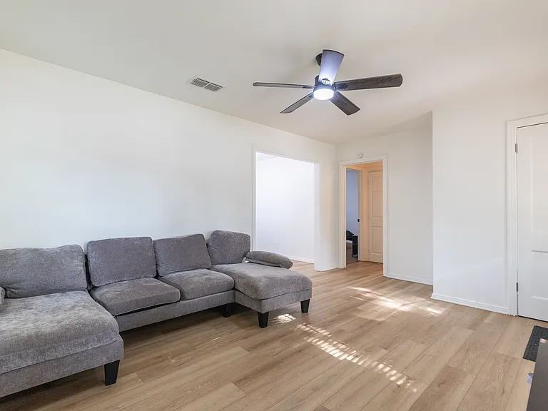 1381 Sunset Dr — Photo 5
