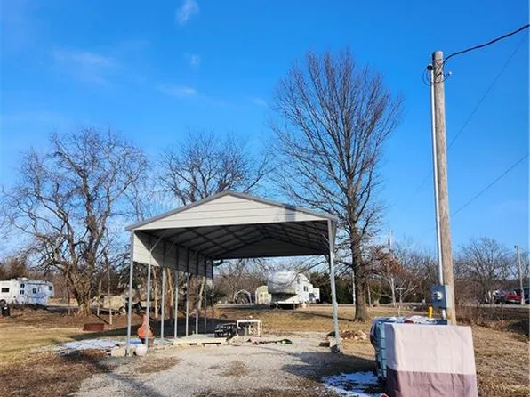 2 Travco Ln, Linn Valley, KS 66040