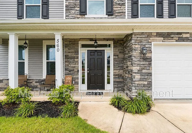 560 Hampton Dr — Photo 3
