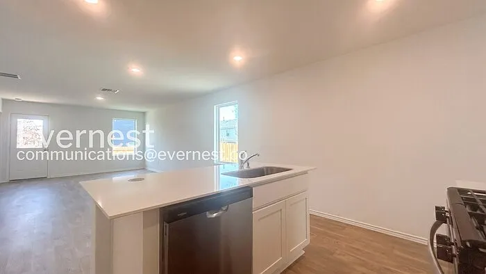 4 bed, 2.0 bath, 1359 sqft, $1,495 — Photo 3