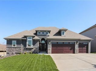 7365 NW Forest Lakes Dr, Parkville, MO 64152