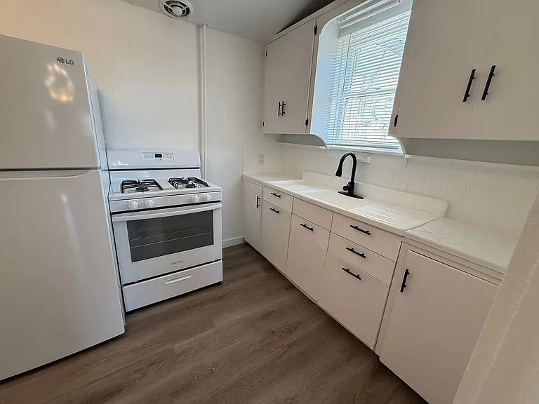 239 N Warren Ave — Photo 87