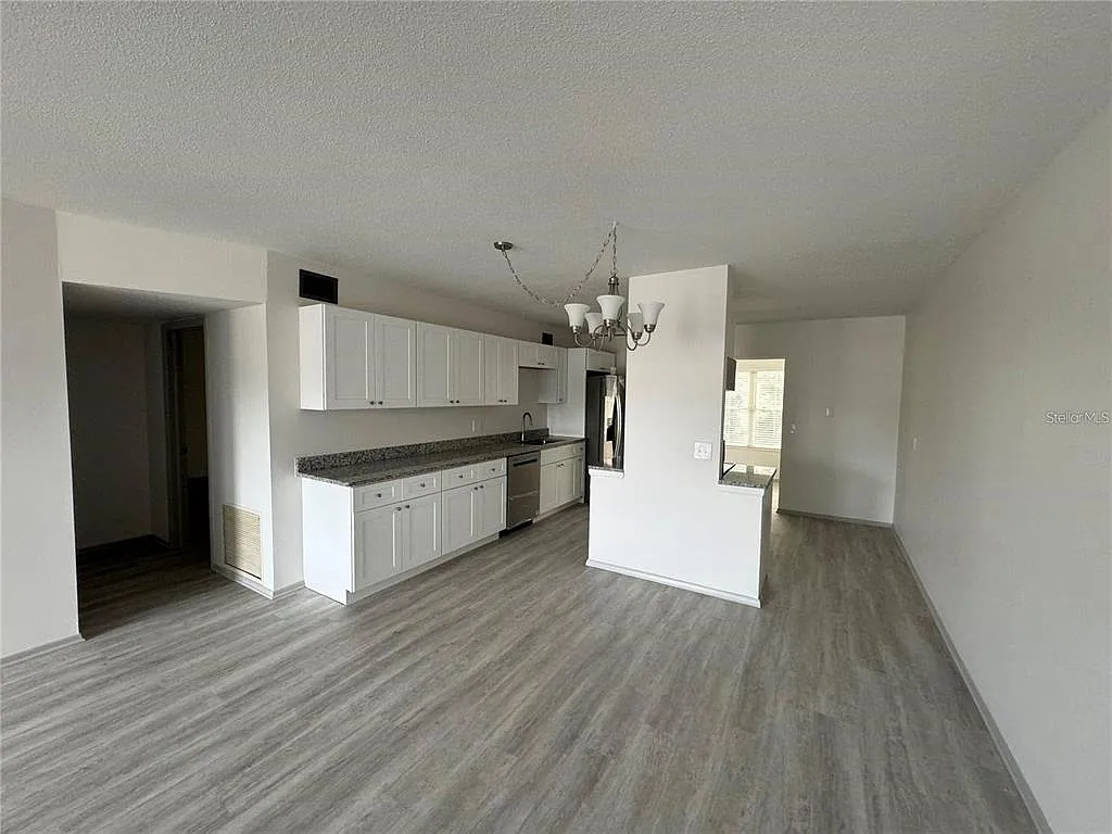 2 bed, 2.0 bath, 1400 sqft, $2,000 — Photo 2
