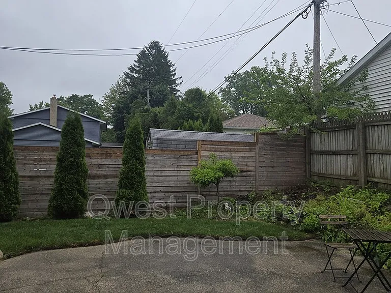 2236 Elmwood Dr SE — Photo 2