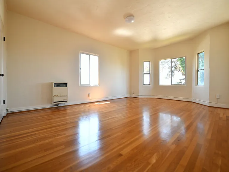 479 Merritt Ave — Photo 15