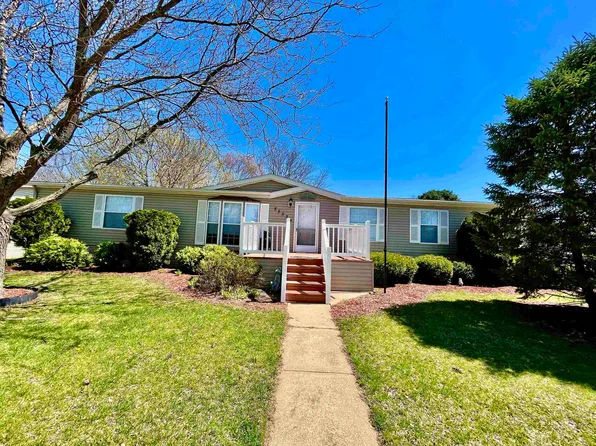 8553 Summerwood Dr, Roscoe, IL 61073