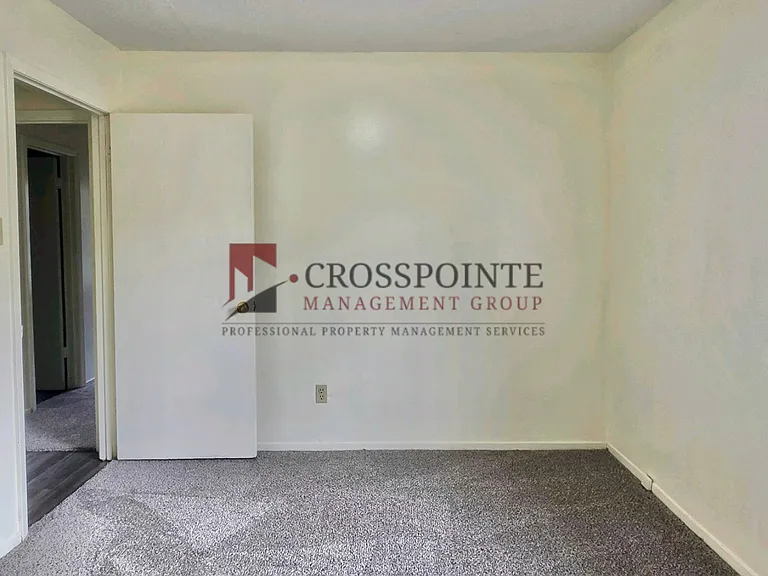 115 Queens Ct — Photo 13