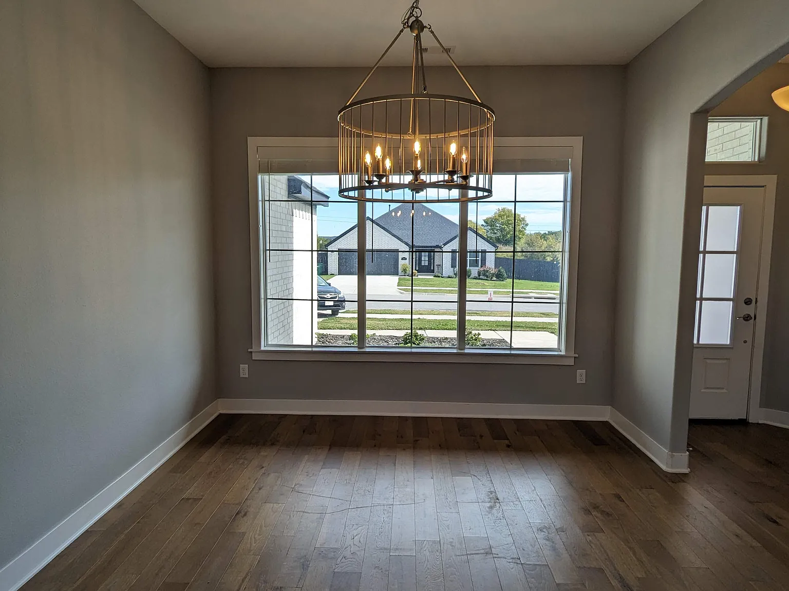 4 bed, 2017 sqft, $2,400 — Photo 4