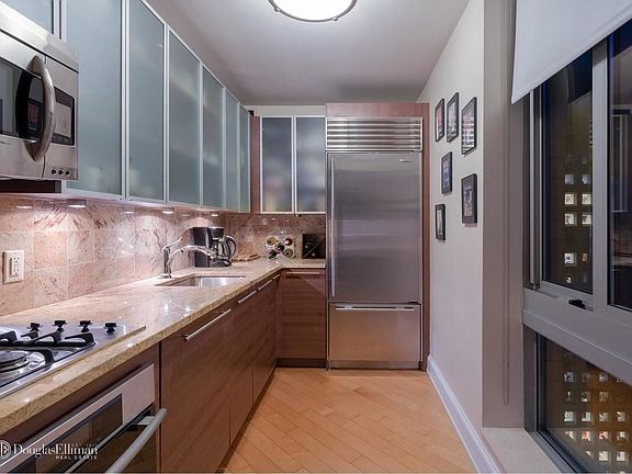 4th image of 235 E 55th St APT 38B