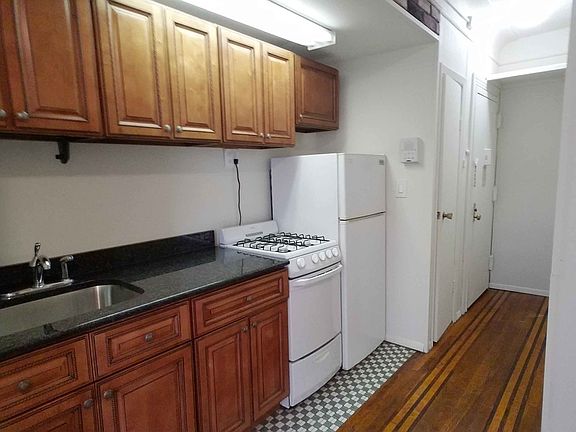 2nd image of 243 E 59th St #4