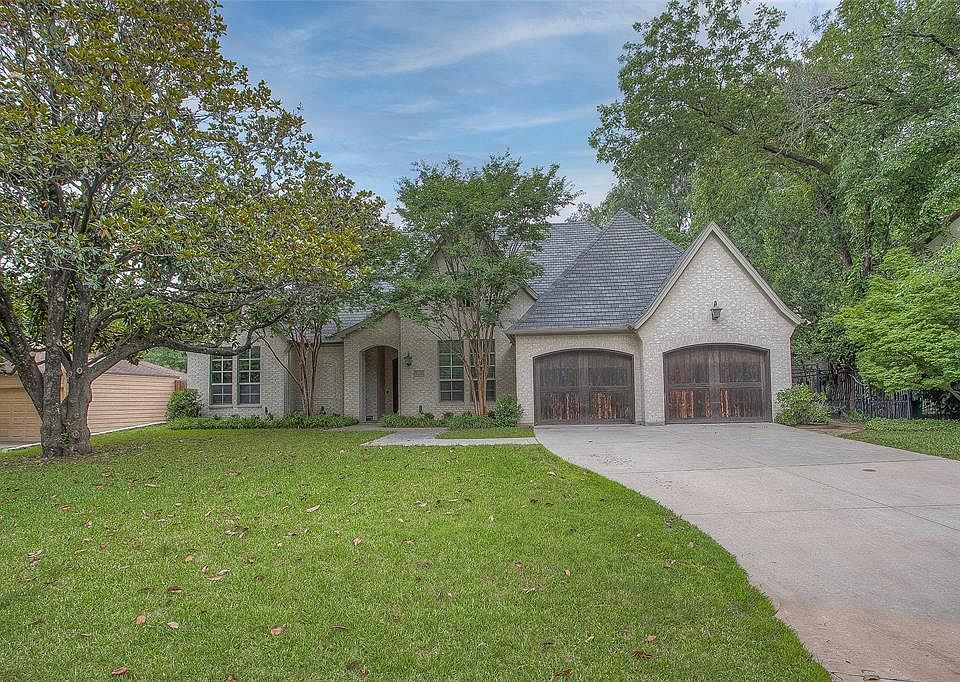 1st image of 209 Lindenwood Dr
