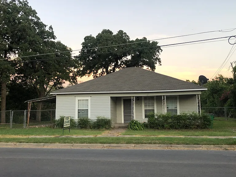 1052 W Jones St — Photo 1