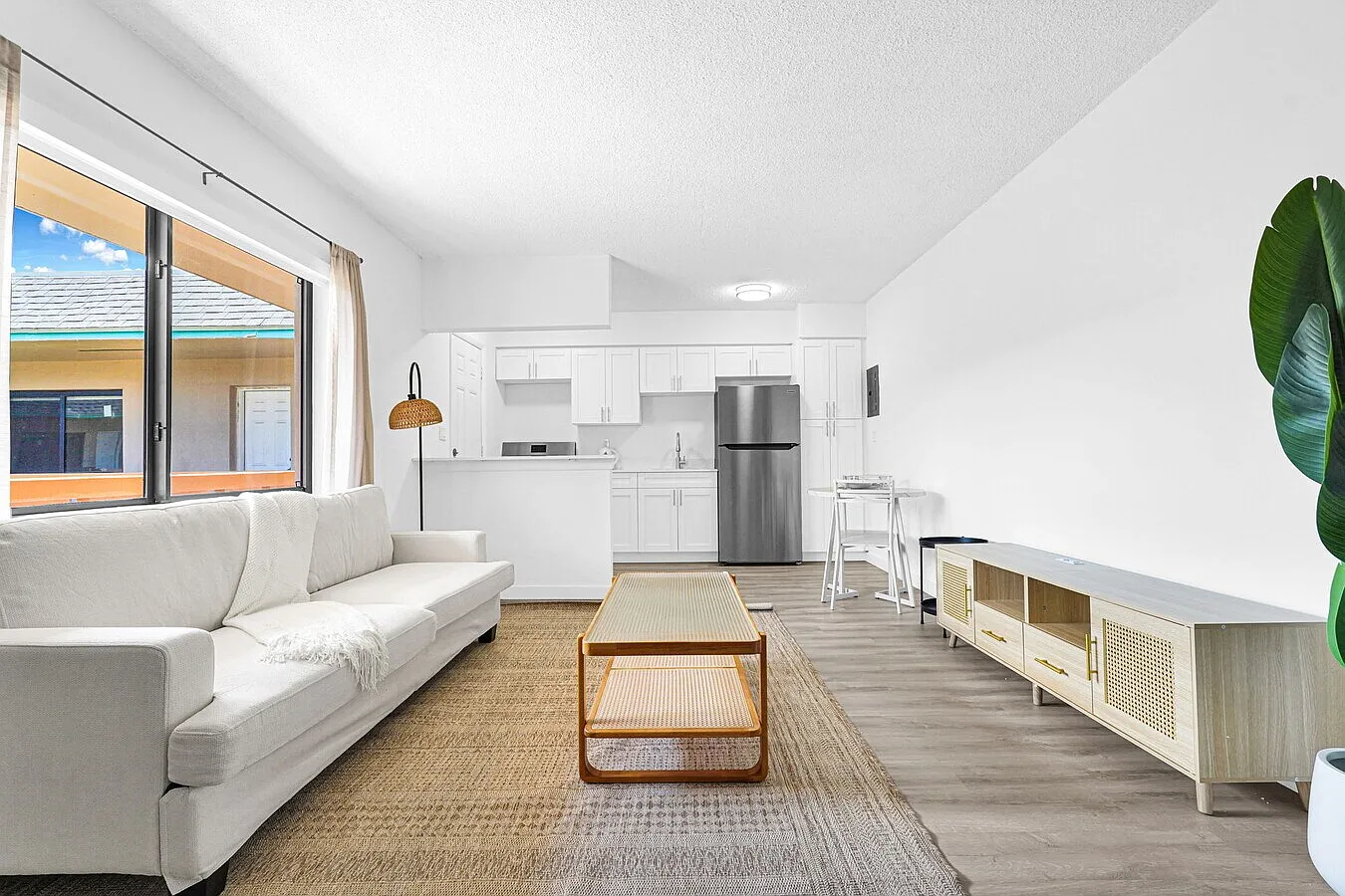 The Edgewater Apartments — Photo 3