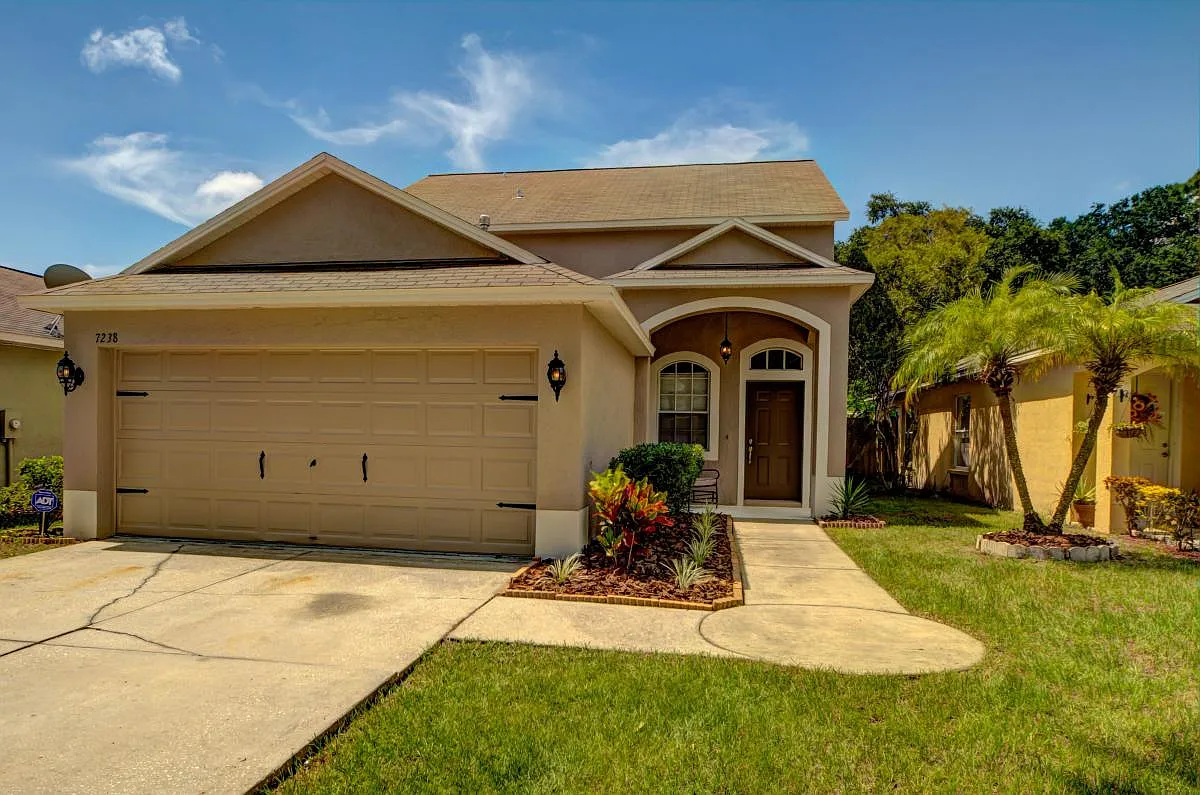 4 bed, 2.5 bath, 2016 sqft, $3,100 — Photo 2