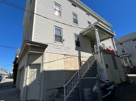11 Davis St, Fall River, MA