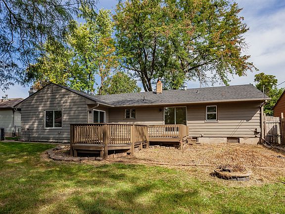 5th image of 205 SE East Lawn Dr