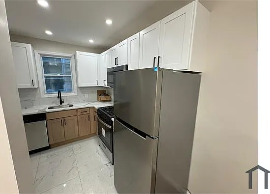 44 11th Ave W #3 — Photo 1