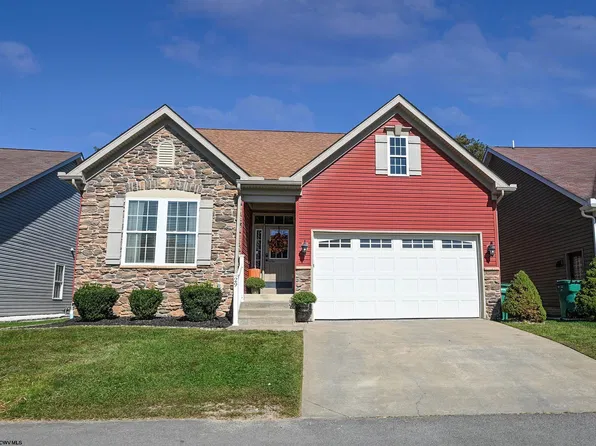 29 Woodbury Dr, Fairmont, WV 26554