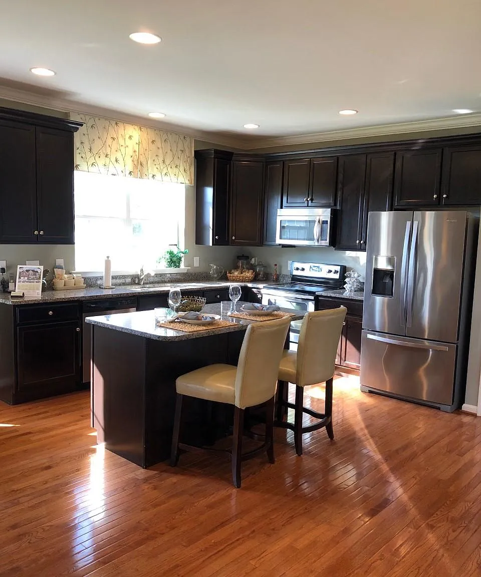 4 bed, 3900 sqft, $2,995 — Photo 4
