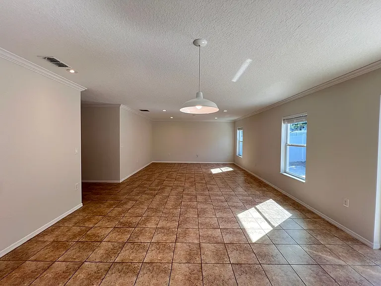13740 Laranja St — Photo 5