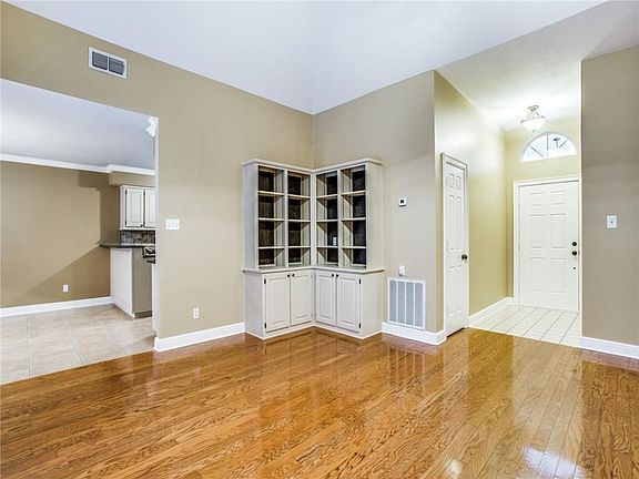 4th image of 311 Woodlawn St