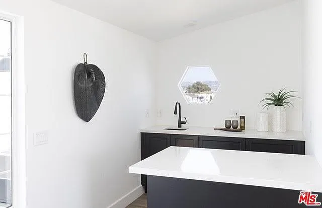 709 W Balboa Blvd — Photo 25