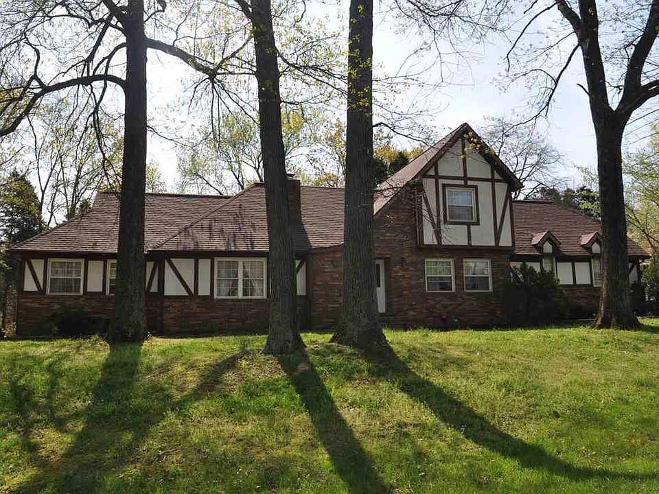 1st image of 206 E Jingle Bell Ln