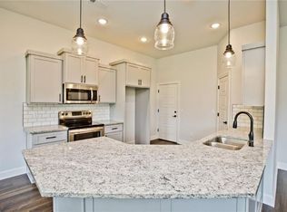 200 White Oak St, Gentry, AR 72734