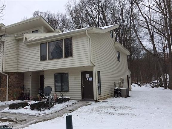 2nd image of 370 Mohegan Cir #370