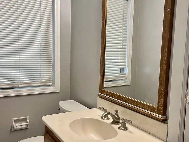 107 N Gillette Ave — Photo 10