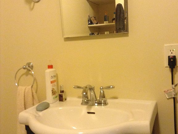 3rd image of 34 Waterbury St APT 2R