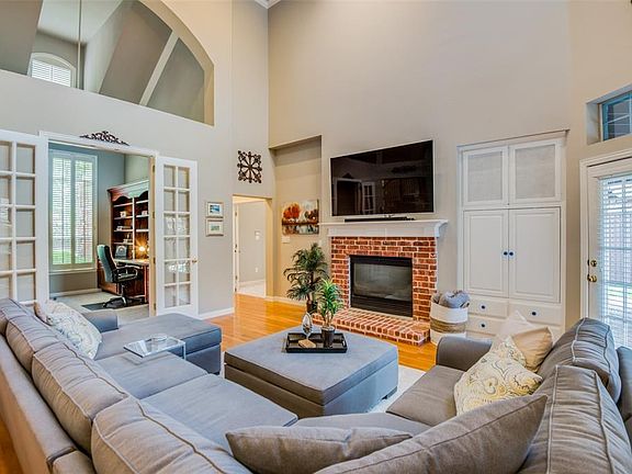3rd image of 3829 Brookfield Dr