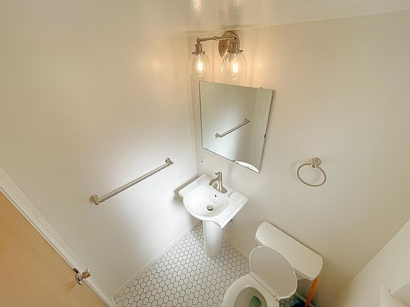 5th image of 552 Everett Ave APT 3