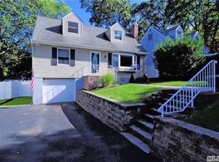 11 Spruce Dr, East Northport, NY 11731