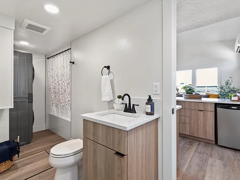 362 W London St — Photo 4