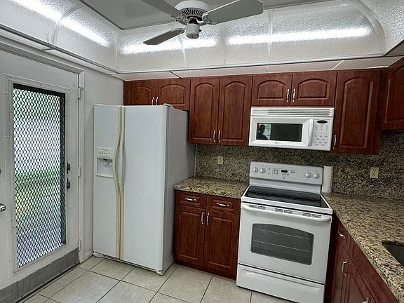 4th image of 2704 Nassau Bend #J1
