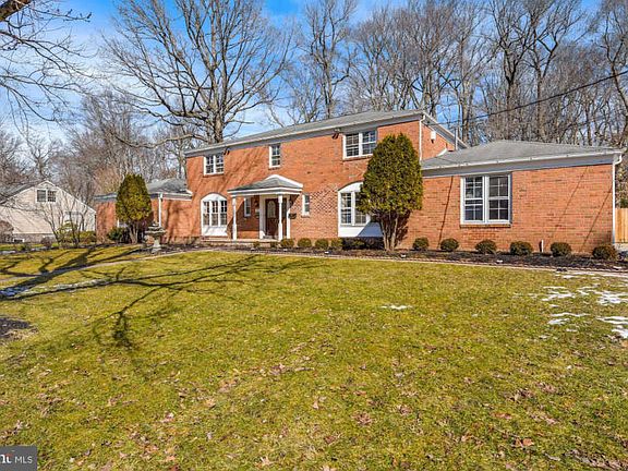 3rd image of 1425 Georgian Dr