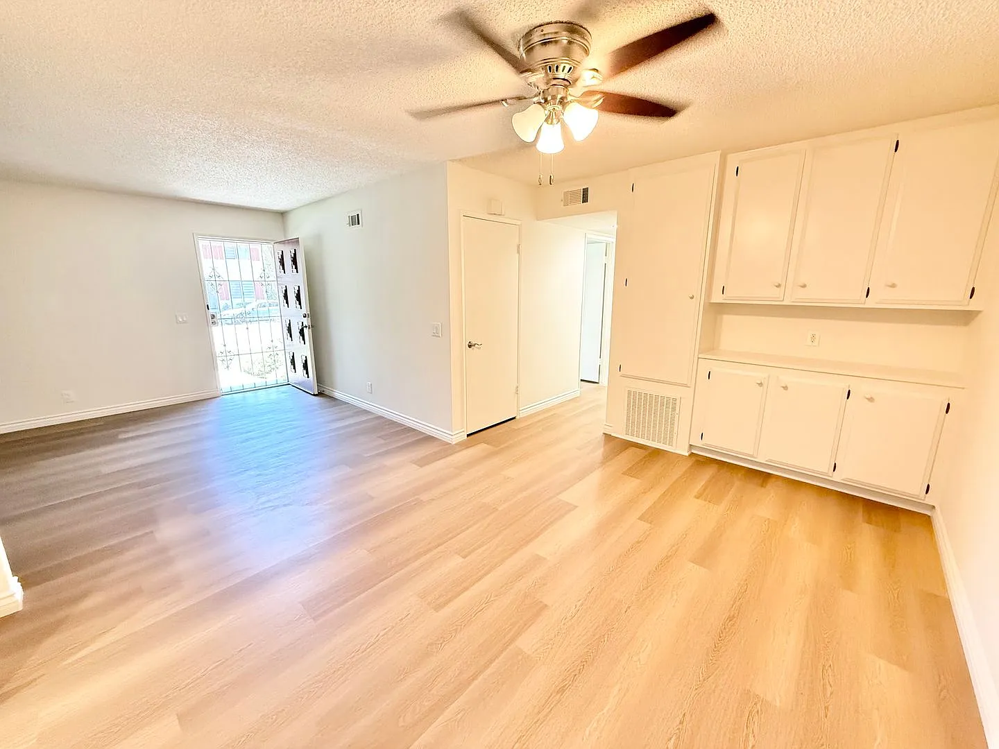 Newly Remodeled 3 Bedroom Condo with Assigned Parking — Photo 4