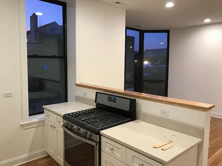 1458 W Blackhawk St #2R — Photo 11