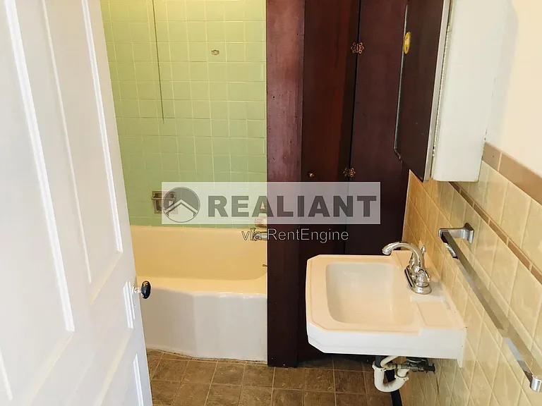 121 E 9th St #2 — Photo 4