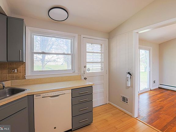 5th image of 814 Woodglen Pl