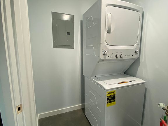3rd image of 218 College St #B
